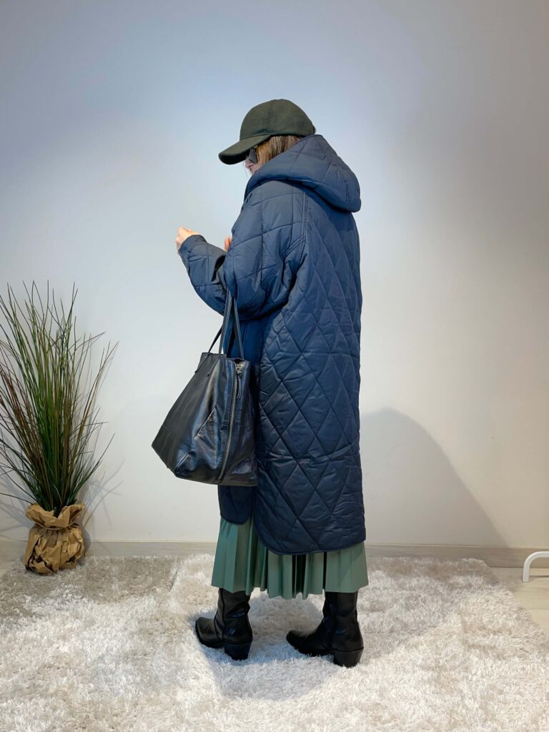 Abrigo guateado negro con capucha para mujer. Tendencia otoño invierno 2023. Abrigos que se llevan esta temporada