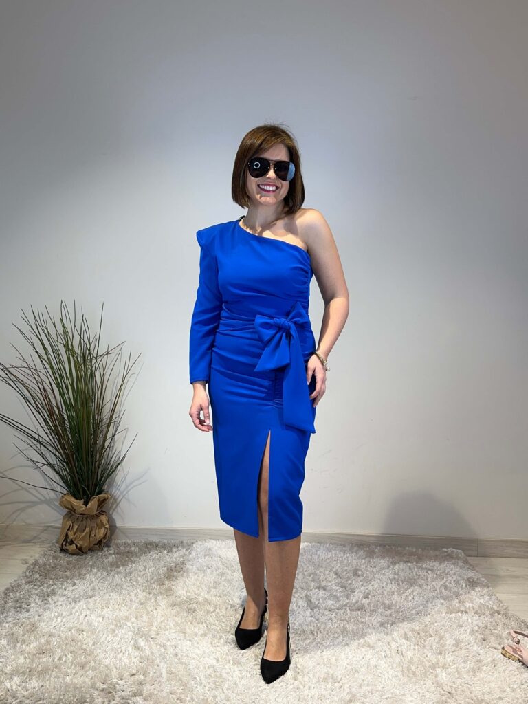 vestido de fiesta midi azul de escote asimétrico